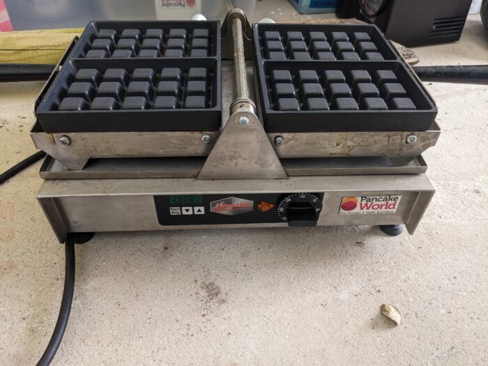 Ex-Demo / Secondhand Neumarker BRUSSELS Waffle Maker + Spare Plates - Image 4
